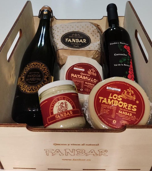 Lote regalo para Reyes, caja de madera que contiene 2 botellas de vino y tres quesos artesanos y un tarro de untico de queso fanbar